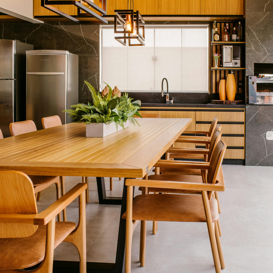 Round or square table for small spaces