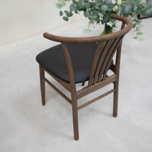 Pack of 2 or 4 Dagmar Solid Oak Dining Chairs, upholstered Black | VESKOR