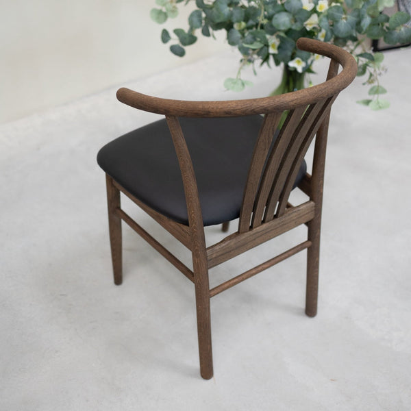 Pack of 2 or 4 Dagmar Solid Oak Dining Chairs, upholstered Black | VESKOR