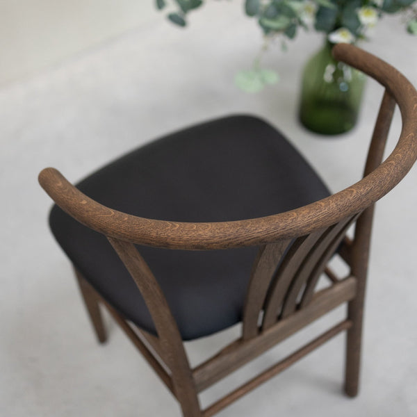 Pack of 2 or 4 Dagmar Solid Oak Dining Chairs, upholstered Black | VESKOR