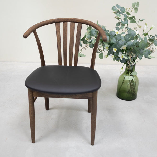 Pack of 2 or 4 Dagmar Solid Oak Dining Chairs, upholstered Black | VESKOR