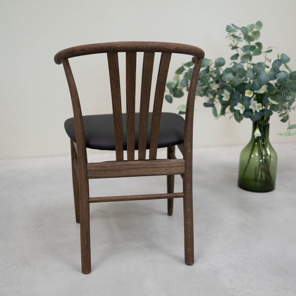 Pack of 2 or 4 Dagmar Solid Oak Dining Chairs, upholstered Black | VESKOR