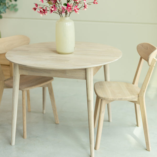 NordicStory Round extendable dining table in solid oak wood