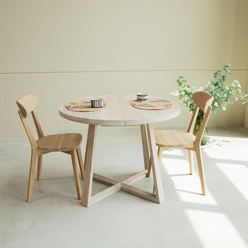 NordicStory Extending dining table in solid sustainable oak wood