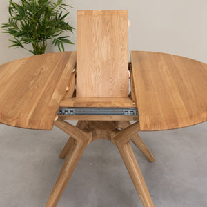 Round extendable dining table in solid oak Carmen | NordicStory