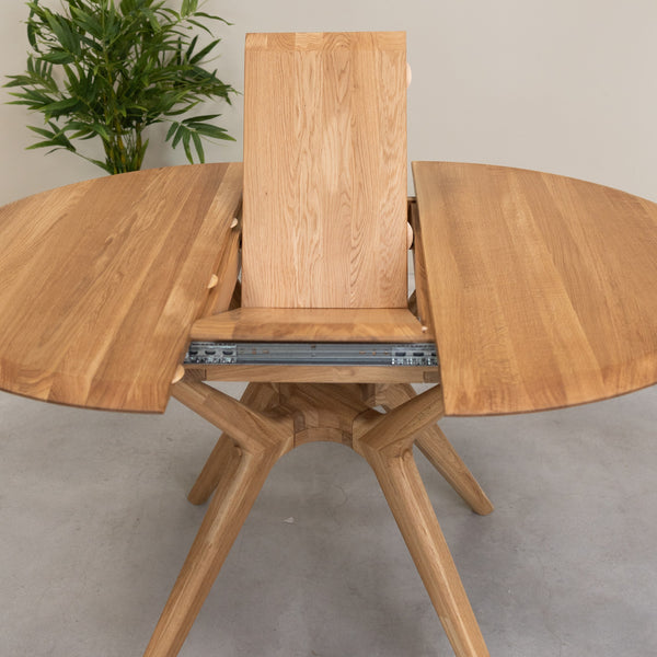 Round extendable dining table in solid oak Carmen | NordicStory