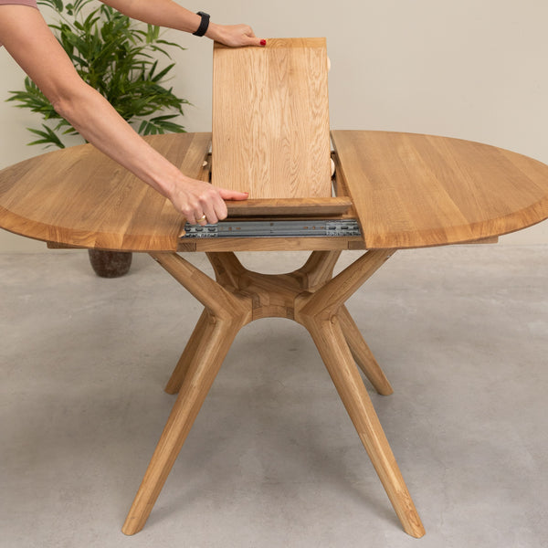 Round extendable dining table in solid oak Carmen | NordicStory