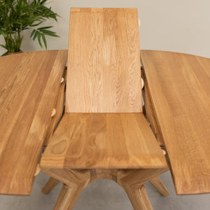Round extendable dining table in solid oak Carmen | NordicStory