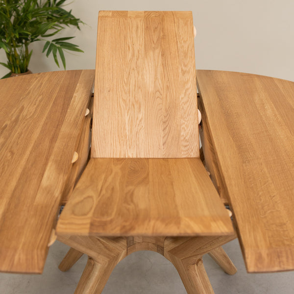 Round extendable dining table in solid oak Carmen | NordicStory