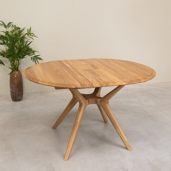 Round extendable dining table in solid oak Carmen | NordicStory