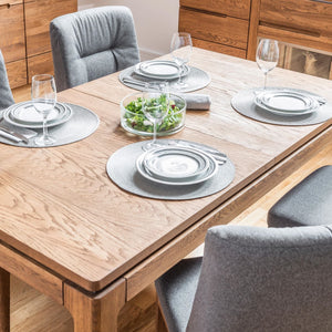 NordicStory Extending dining table in solid oak wood
