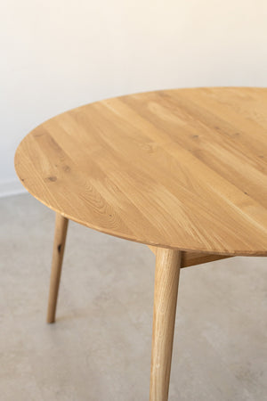 NordicStory Extending dining table in solid oak Escandi 4 120-155 x 120 x 75 cm.