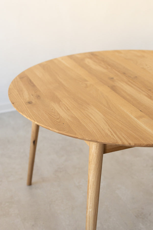 NordicStory Extending dining table in solid oak Escandi 4 120-155 x 120 x 75 cm.