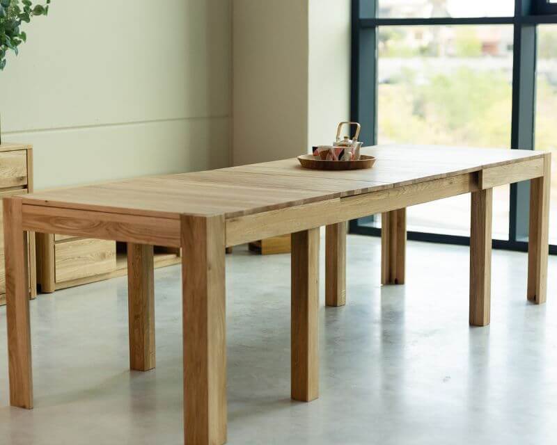 Wooden tables vs. tables made of other materials: which one to choose?
