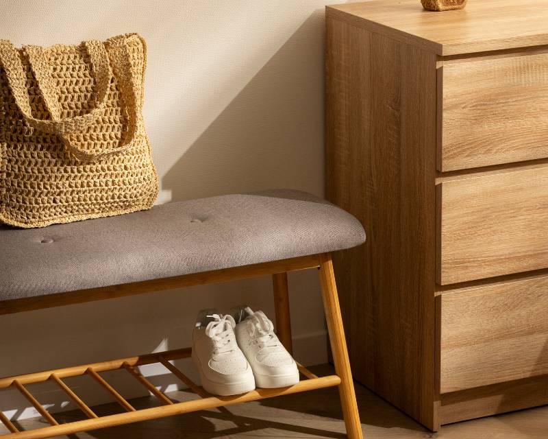 Decorating the living room with light-colored furniture