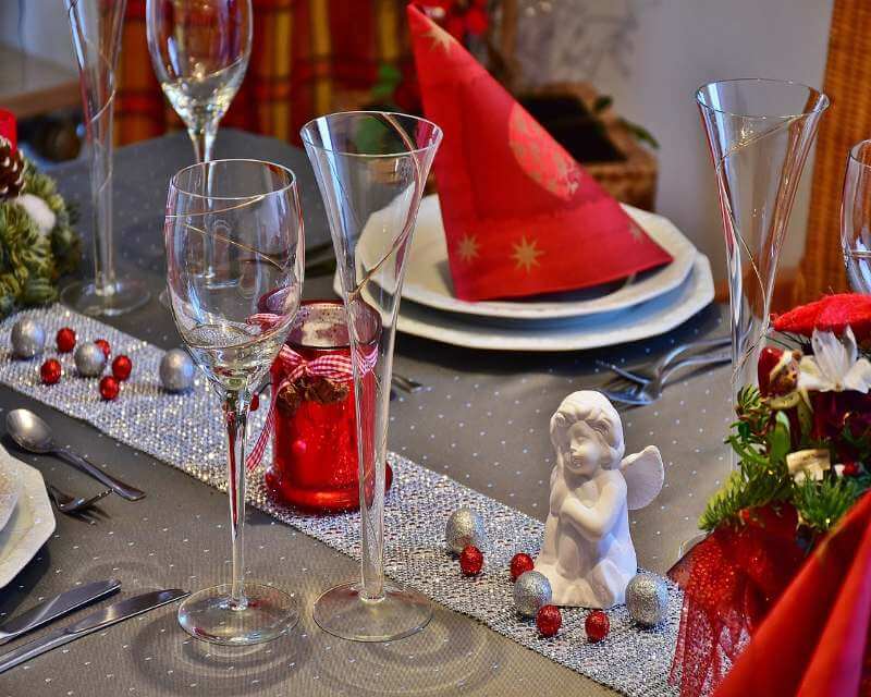 how to decorate a christmas table with little money