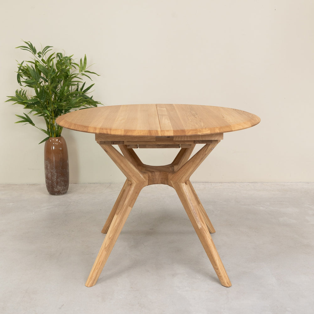 Round extendable dining table in solid oak Carmen | NordicStory