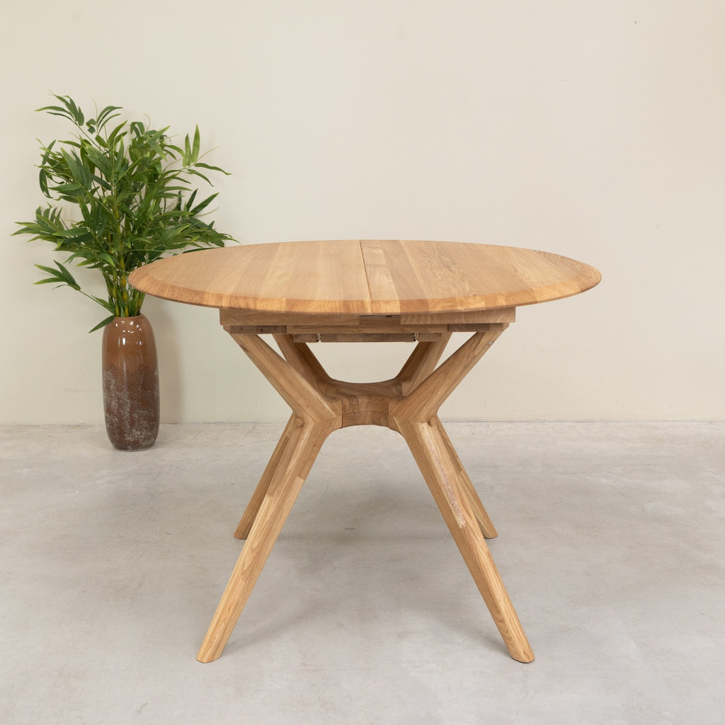Round extendable dining table in solid oak Carmen | NordicStory
