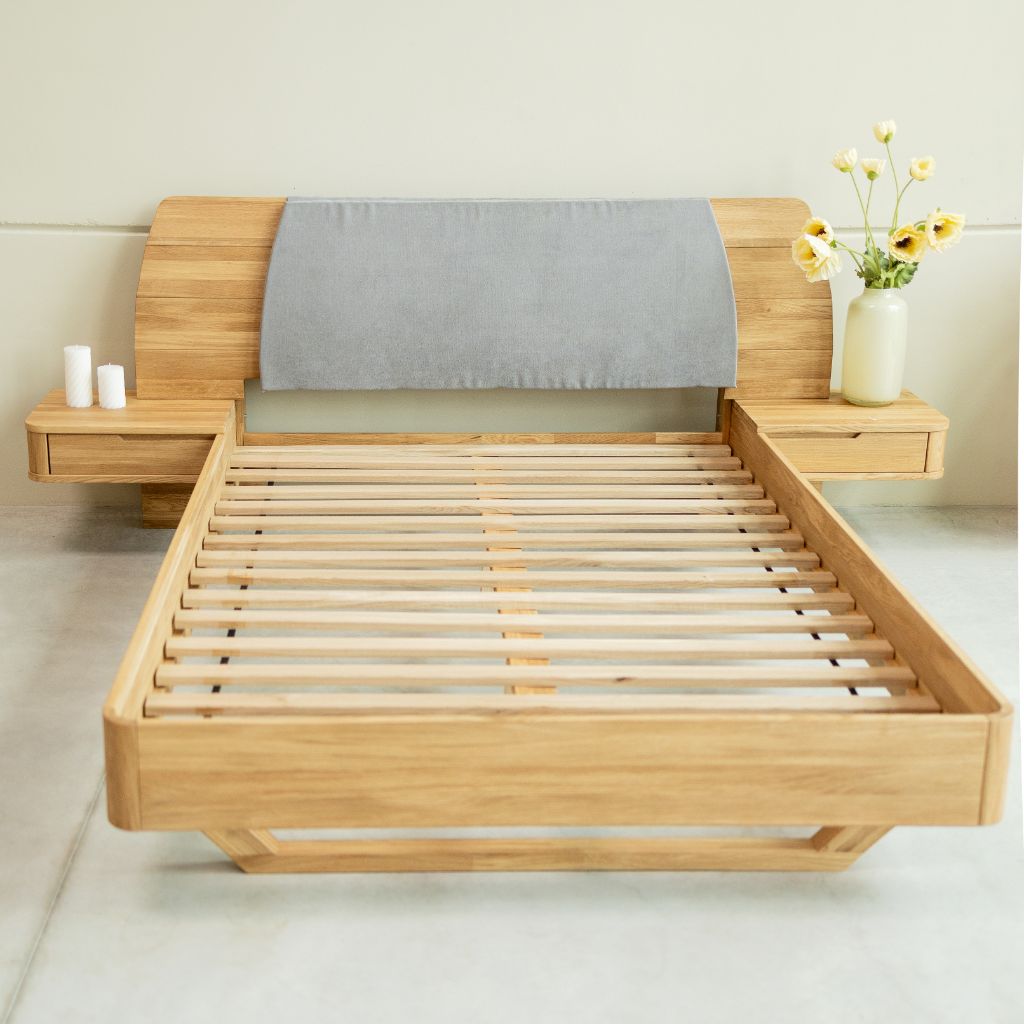 Cama de madera maciza de roble Alina con cabezal y, 2 mesitas de noche flotante