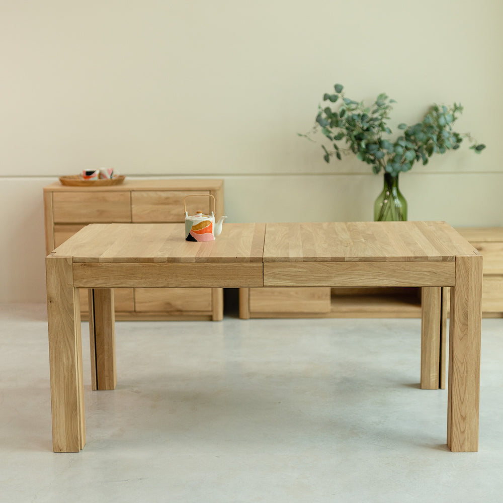 NordicStory Extending dining table made of solid oak wood 