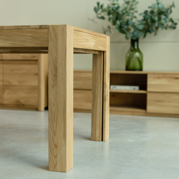 NordicStory Extending dining table made of solid oak wood 