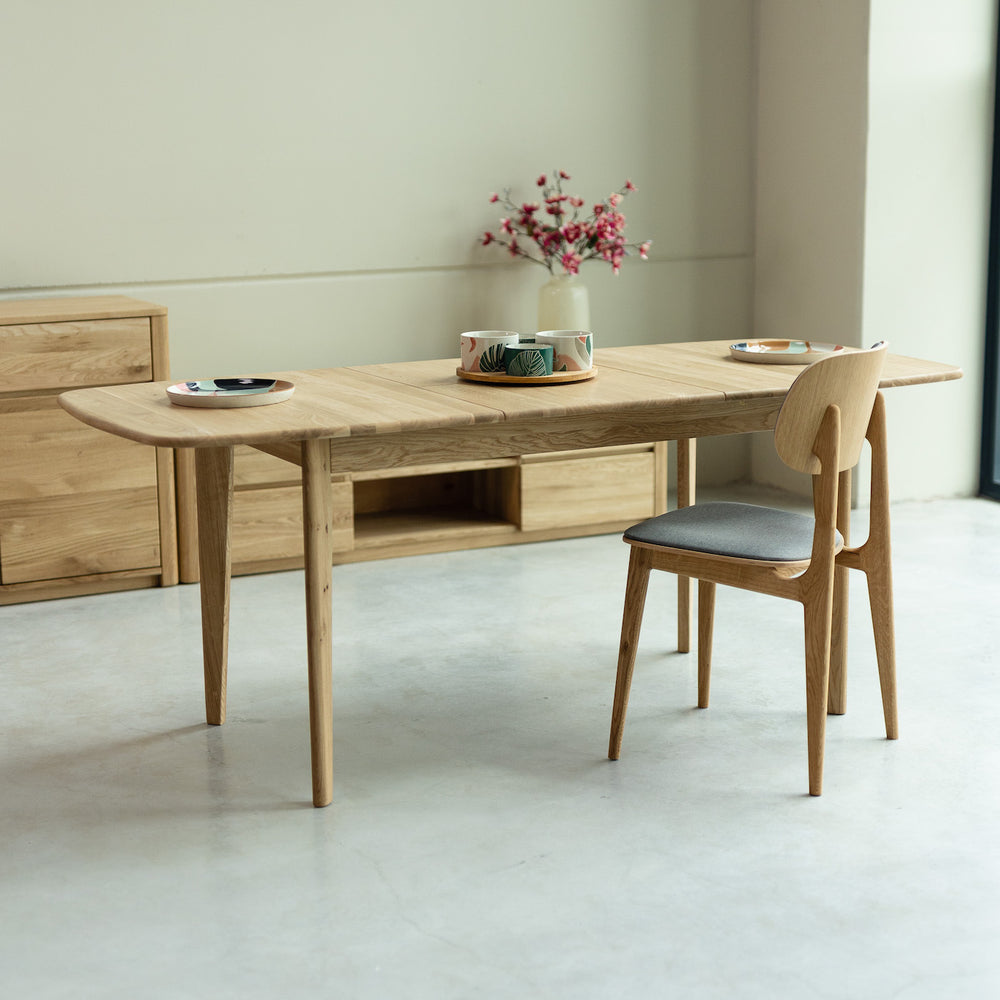 NordicStory Extending dining table made of solid oak wood