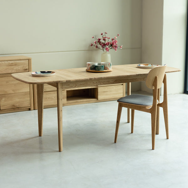 NordicStory Extending dining table made of solid oak wood