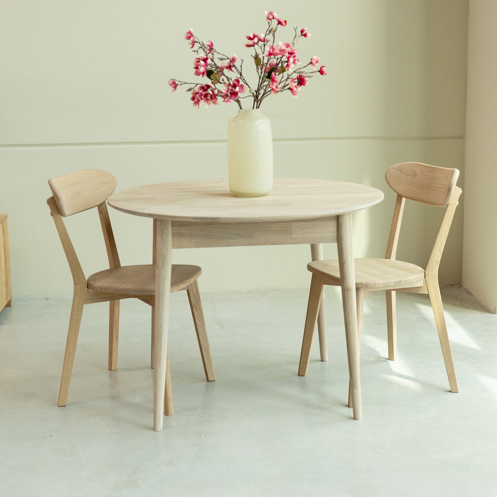 NordicStory Round extendable dining table in solid oak wood