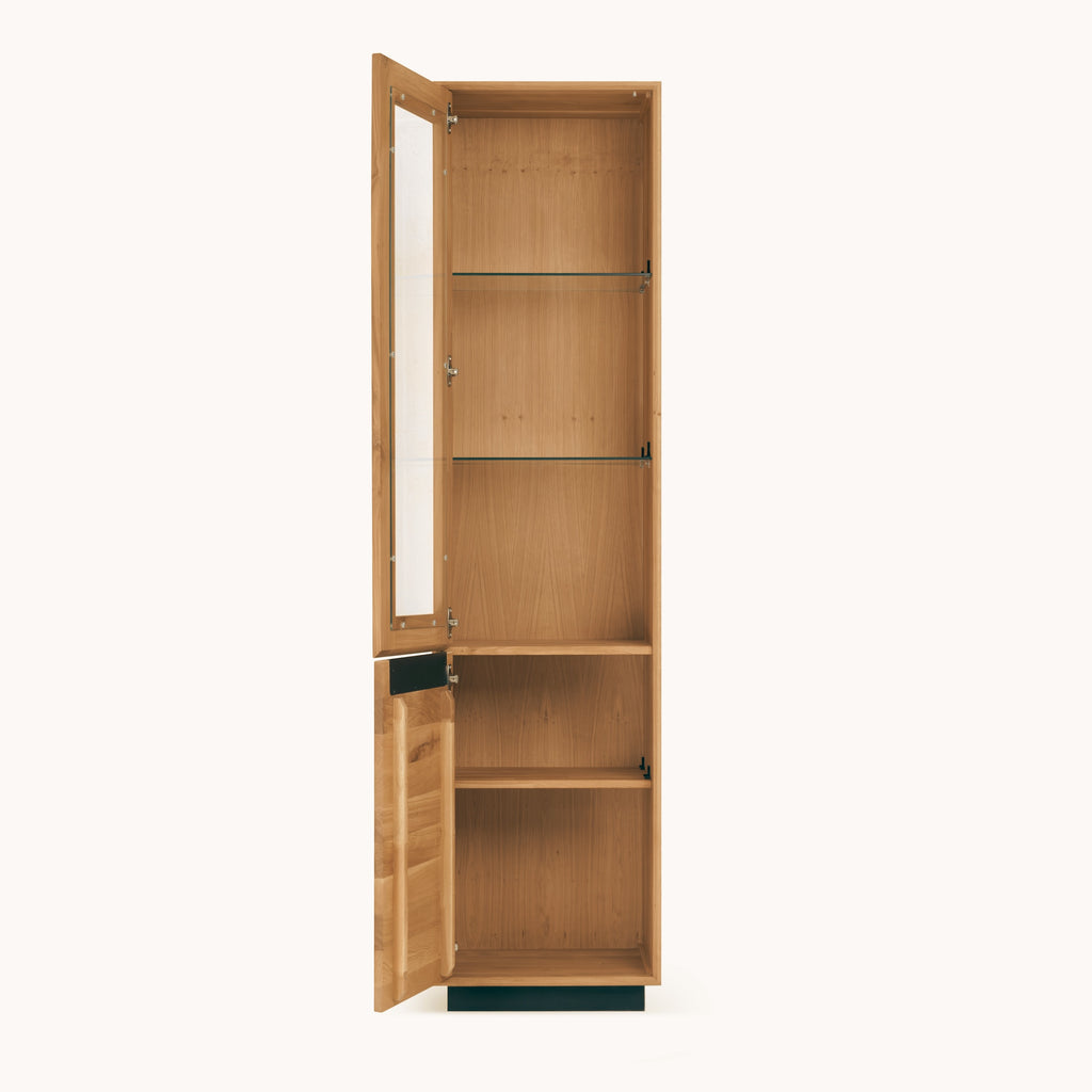 NordicStory_Vitrine_of_maciza_wood_sustainable_oak_stool_for_the_salon