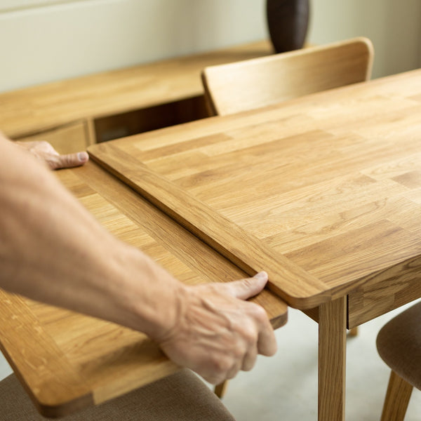 NordicStory Extending dining table in solid sustainable oak wood