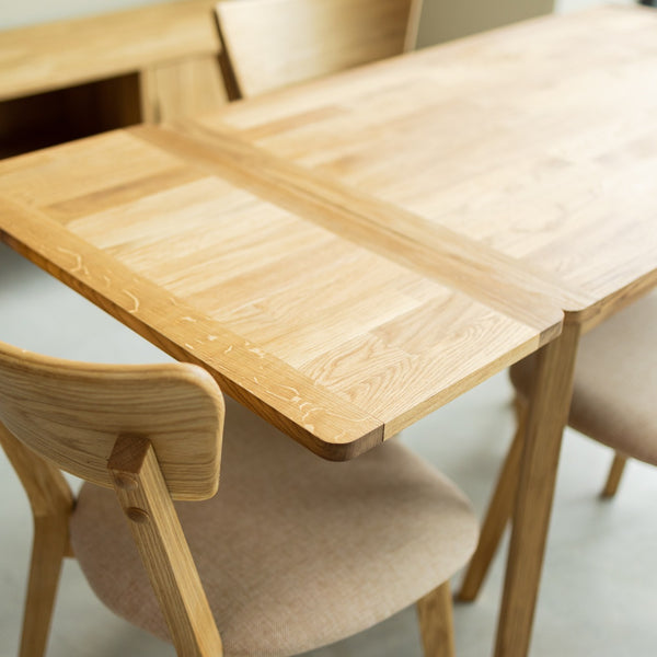 NordicStory Extending dining table in solid sustainable oak wood