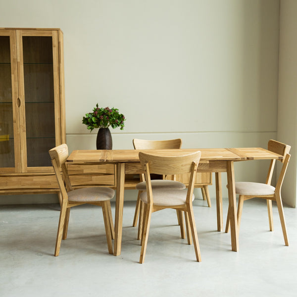 NordicStory Extending dining table in solid sustainable oak wood