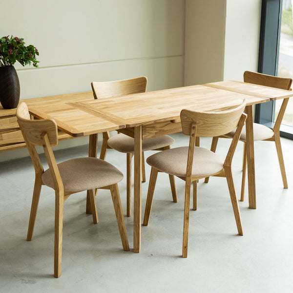 NordicStory Extending dining table in solid sustainable oak wood