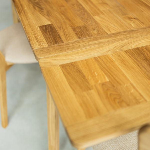 NordicStory Extending dining table in solid sustainable oak wood