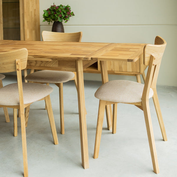 NordicStory Extending dining table in solid sustainable oak wood