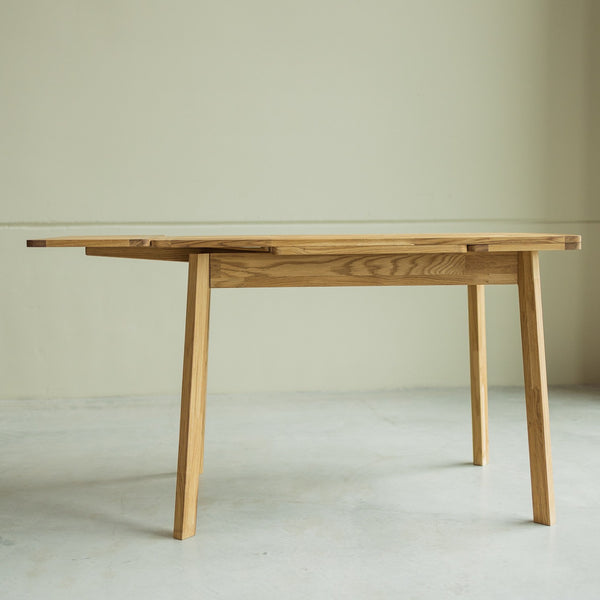 NordicStory Extending dining table in solid sustainable oak wood