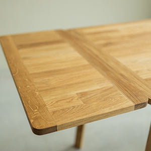 NordicStory Extending dining table in solid sustainable oak wood
