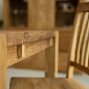 Extending dining table in solid sustainable oak wood