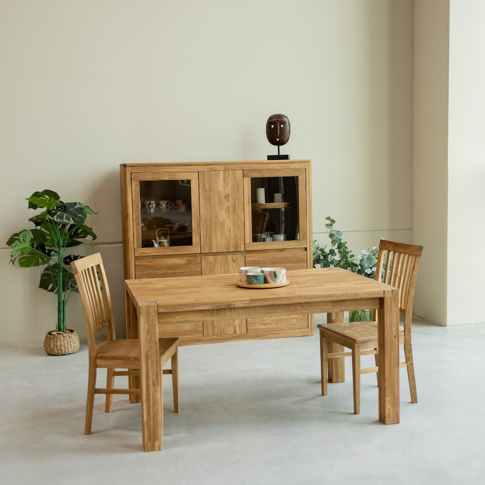 Extending dining table in solid sustainable oak wood