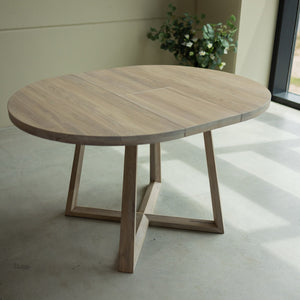 NordicStory Extending dining table in solid sustainable oak wood