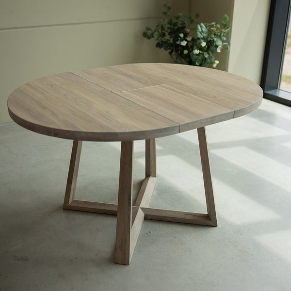 NordicStory Extending dining table in solid sustainable oak wood