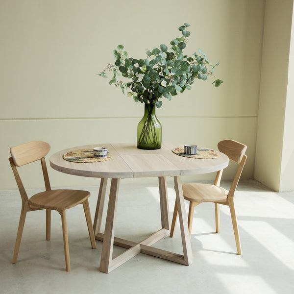 NordicStory Extending dining table in solid sustainable oak wood