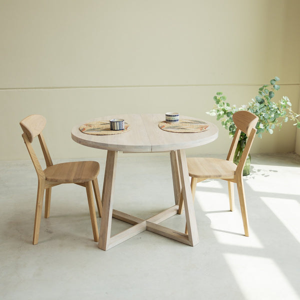 NordicStory Extending dining table in solid sustainable oak wood