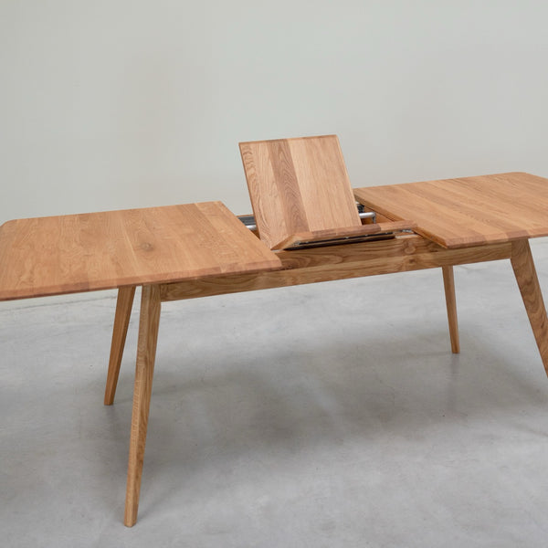 NordicStory Extending dining table in solid oak wood Geneva