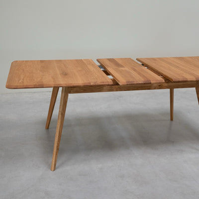 NordicStory Extending dining table in solid oak wood Geneva