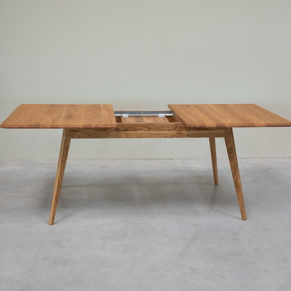 NordicStory Extending dining table in solid oak wood Geneva