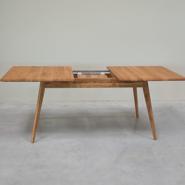 NordicStory Extending dining table in solid oak wood Geneva