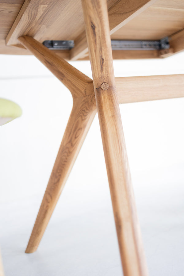 NordicStory Extending dining table made of solid oak wood