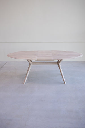 NordicStory Carmen extending dining table in solid oak wood