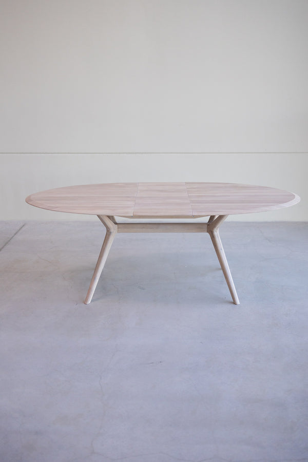 NordicStory Carmen extending dining table in solid oak wood
